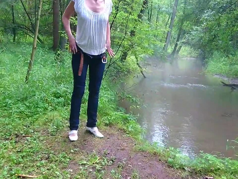 Im Wald von User beim Pissen gefilmt.